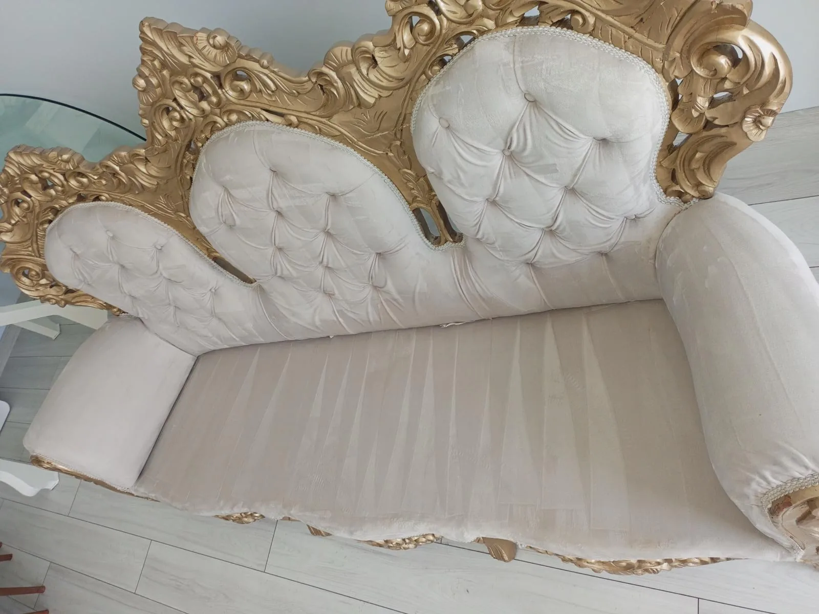 Klasik bir koltukta dokuma kumaş, dikiş ve minder birleşimlerini gösteren yakın plan