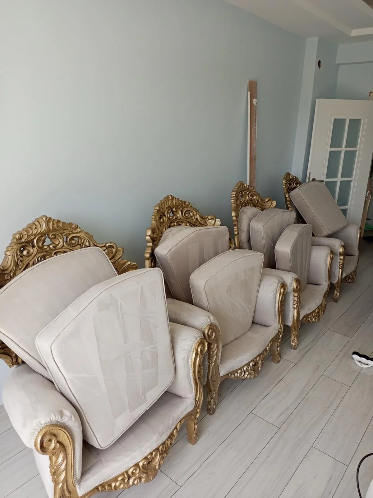 Buharlı temizlik makinesiyle hassas kumaşa uygulanan buharlı yıkama